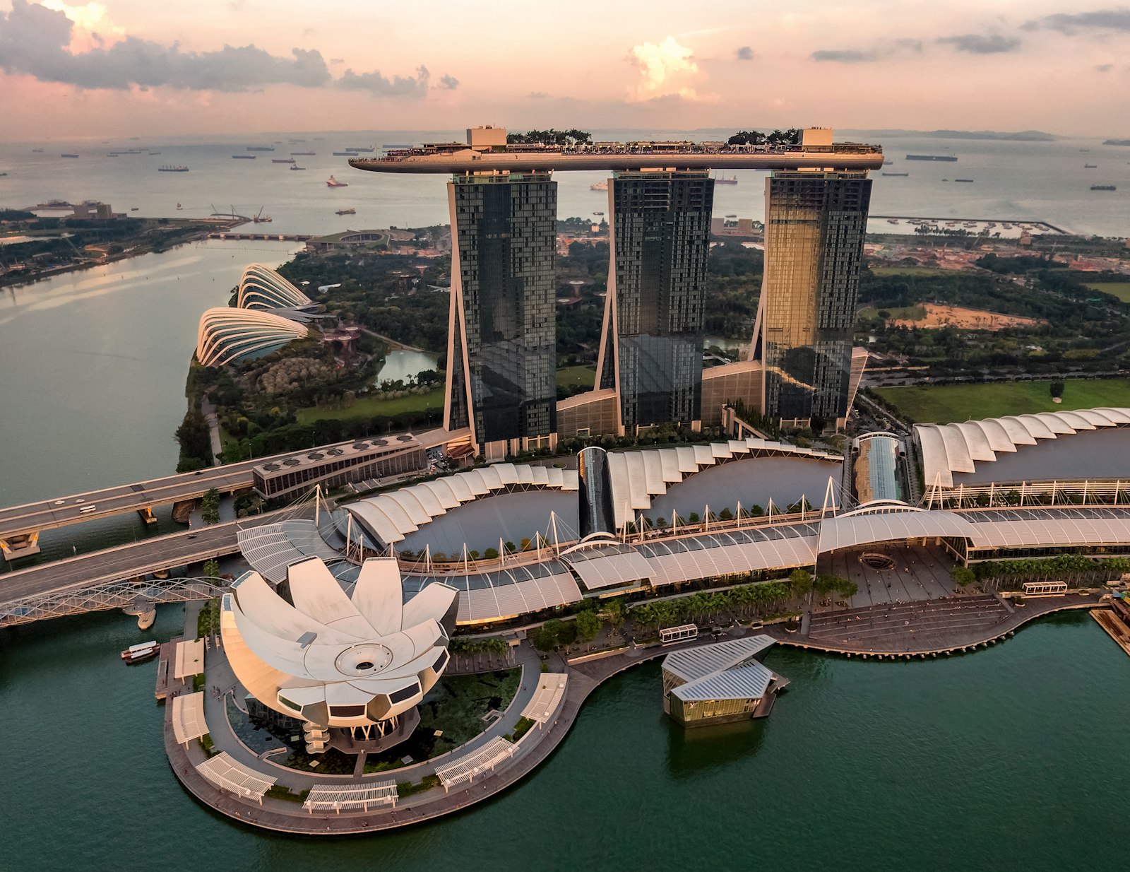 Robinson Road corridor near Capital Tower in Singapore CBD